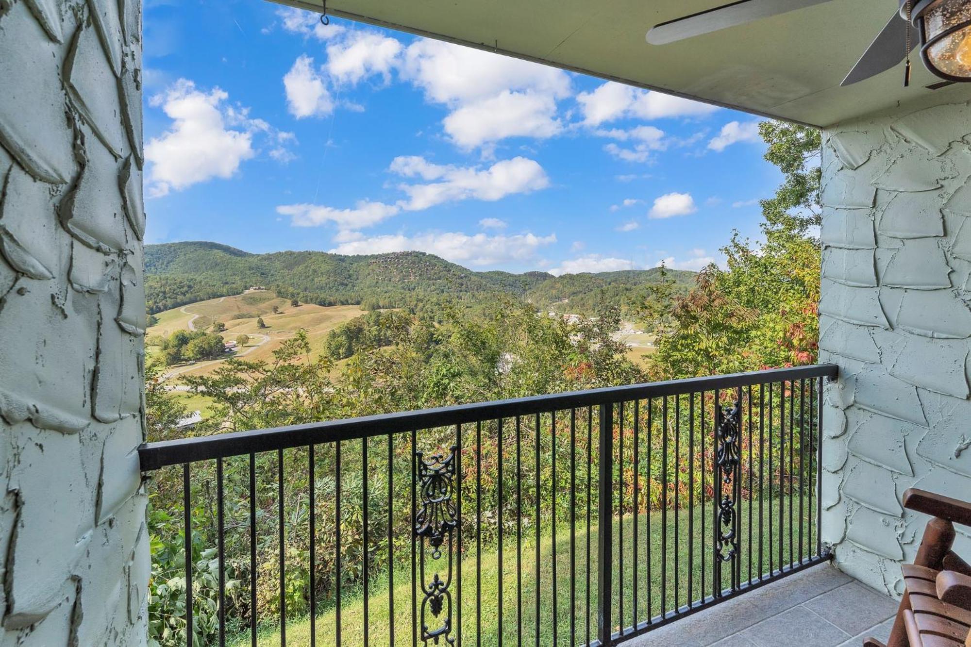 Mountain Views At Dolly'S Castle Unit 2 Apartment Сивиървил Екстериор снимка